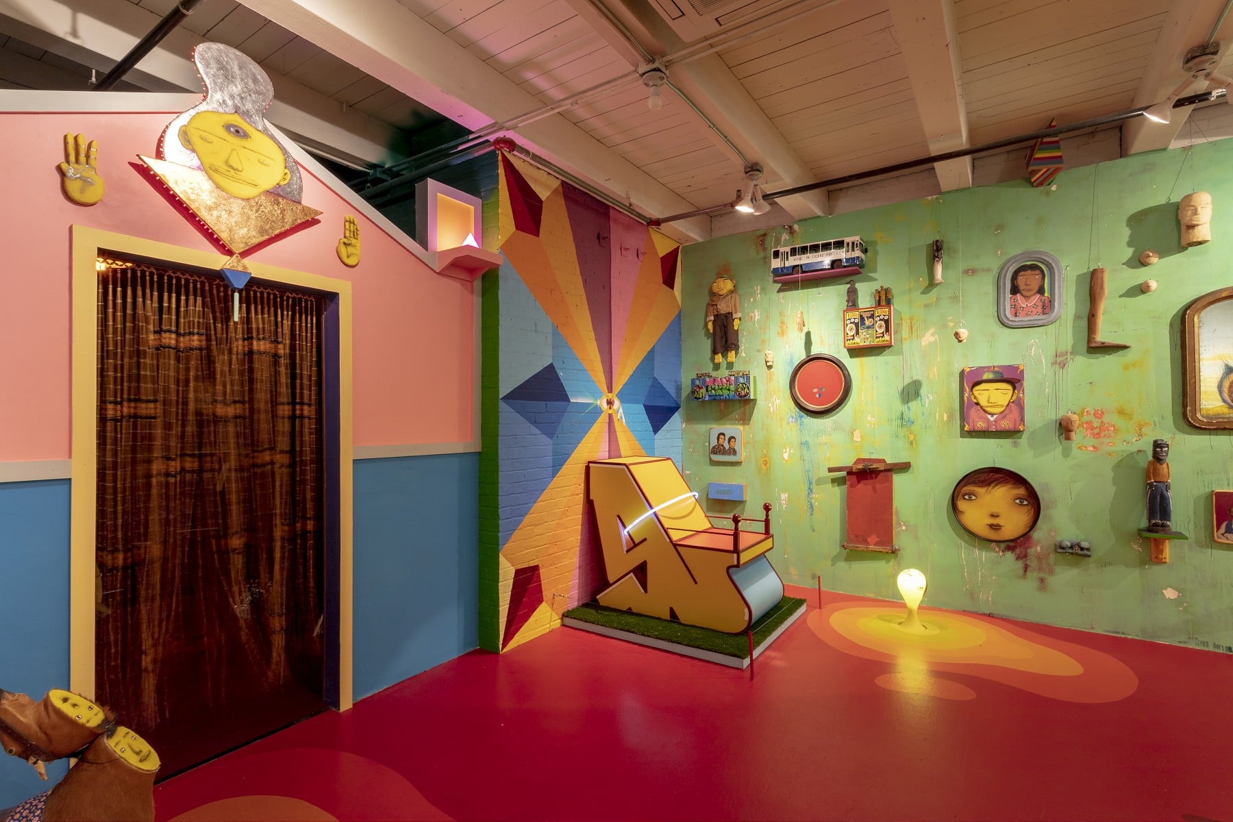 La mostra immersiva di OSGEMEOS, tra street e folk art | Collater.al