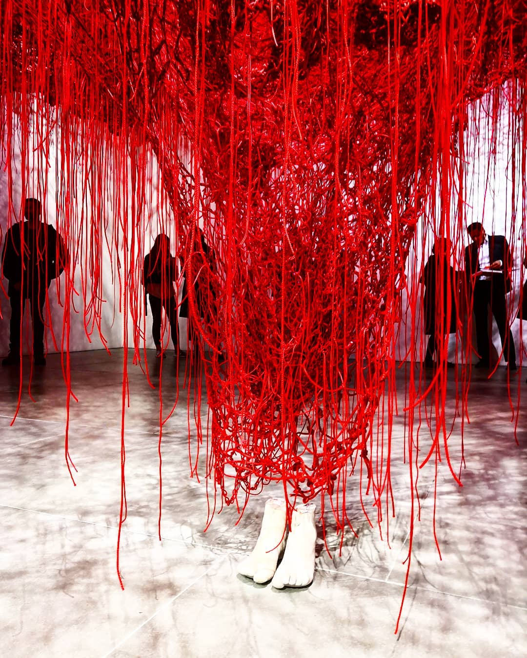 Me Somewhere Else immensa rete di filo rosso di Chiharu Shiota | Collater.al