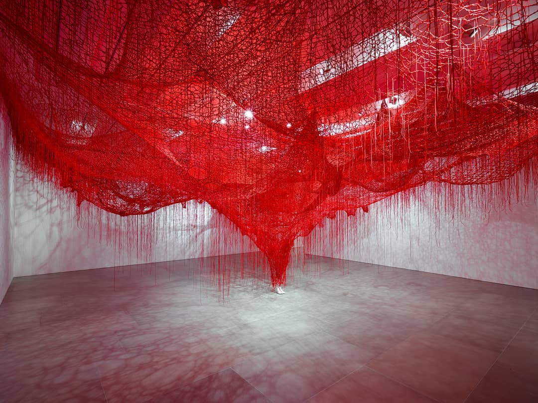 Me Somewhere Else immensa rete di filo rosso di Chiharu Shiota | Collater.al