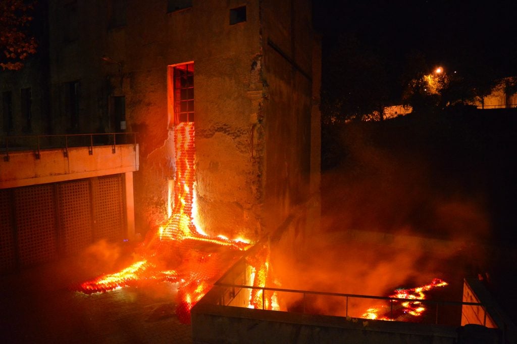 Una lava di origami invade il LLUÈRNIA festival in Catalogna | Collater.al