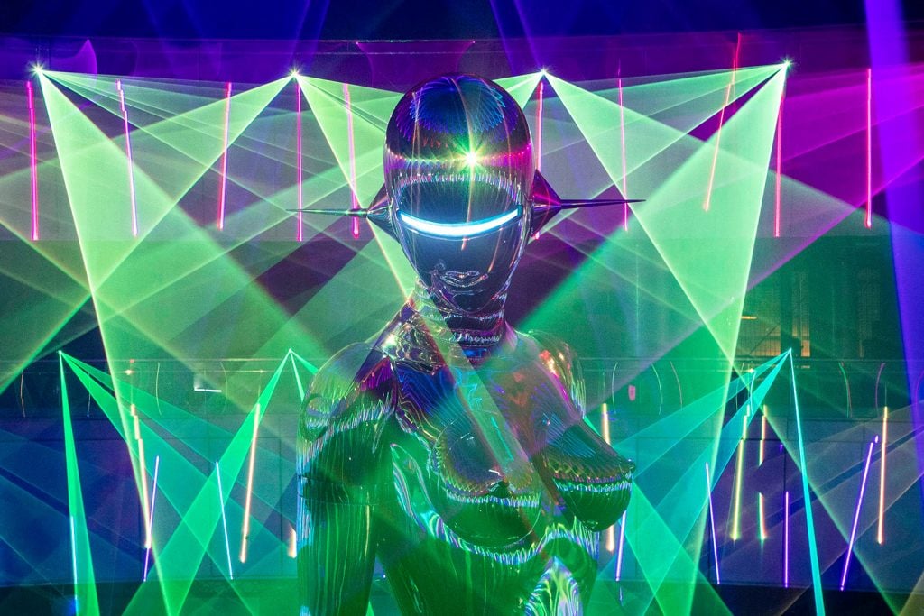 Il robot gigante di Hajime Sorayama per Dior&nbsp;| Collater.al