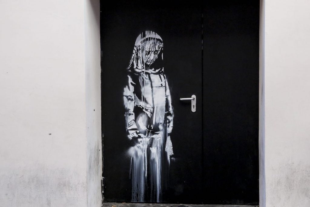 Rubata l'opera di Banksy in memoria delle vittime del Bataclan | Collater.al