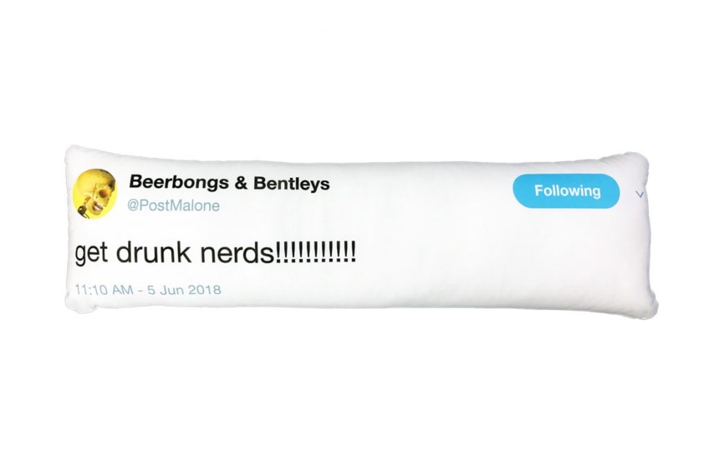 PizzaSlime ha trasformato in cuscini i tweet di Kanye West | Collater.al
