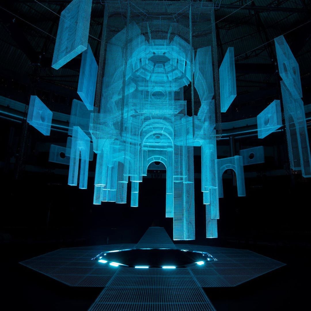 Marcelo Burlon sfila sotto la creazione di Edardo Tresoldi | Collater.al