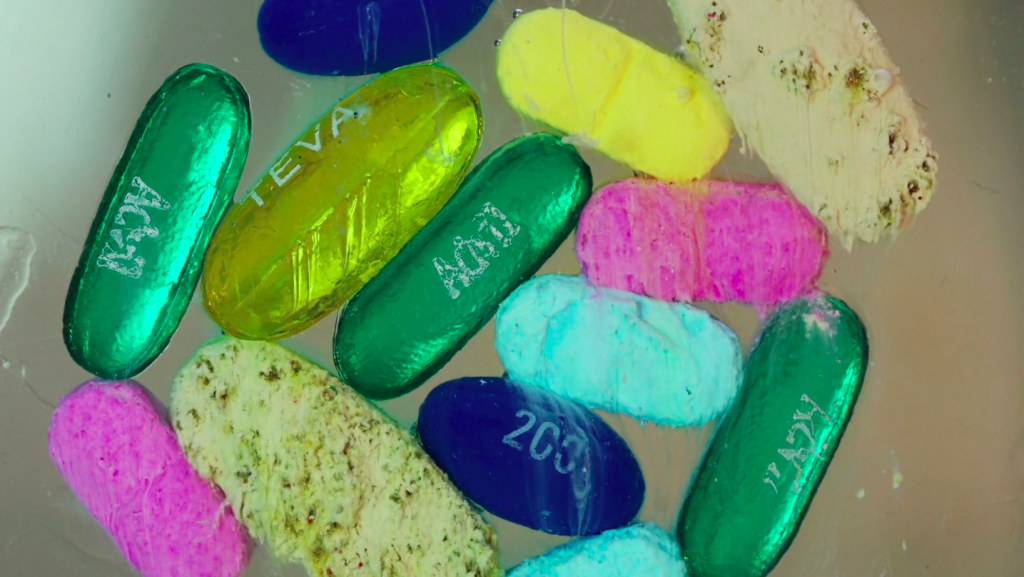 Pills dissolve in macro | Collater.al