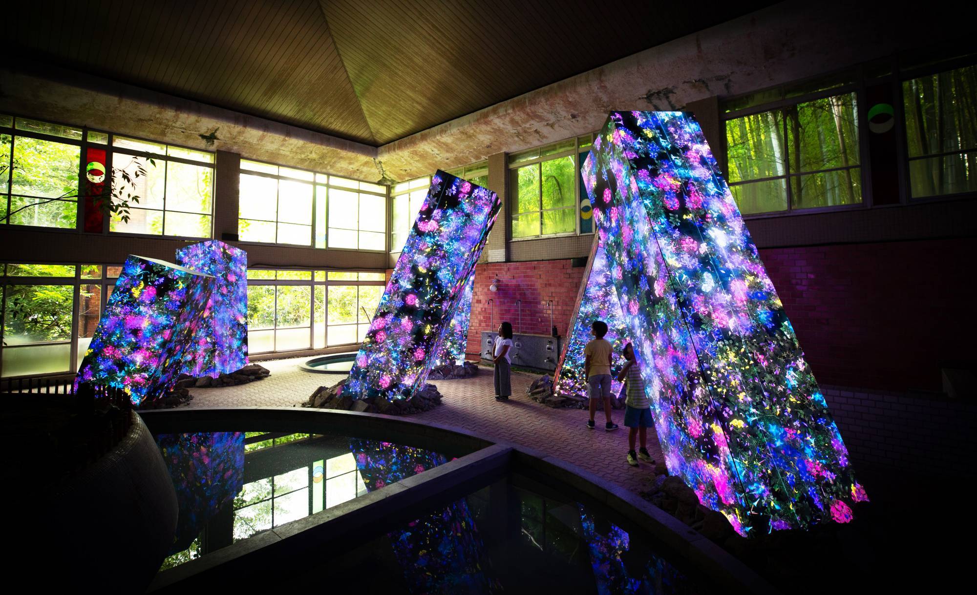Megaliths in the Bath House Ruins, the teamLab installation | Collater.al