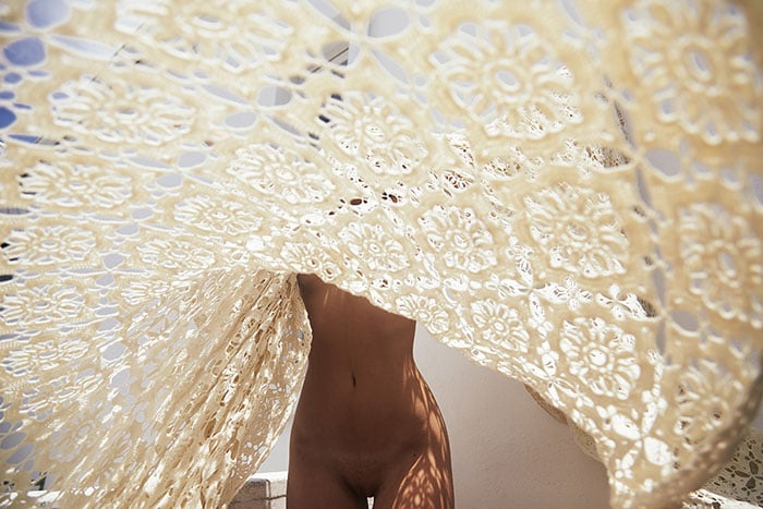 Female bodies and nature in the shots by Anne Barlinckhoff | Collater.al