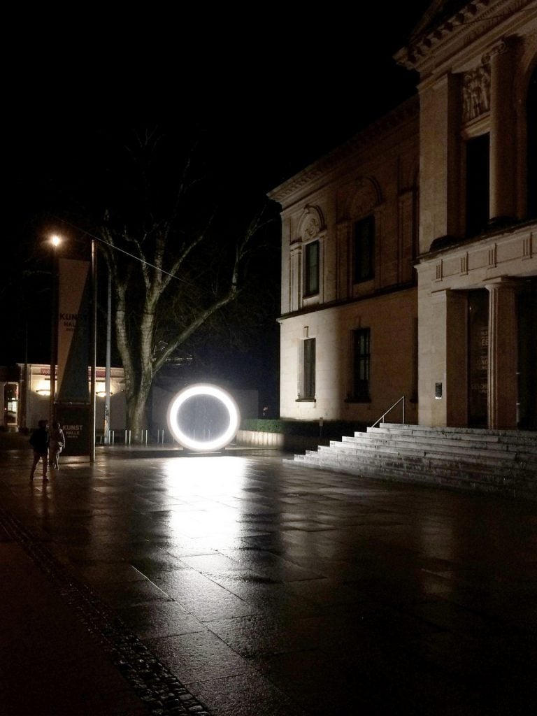 La magia della luce nelle installazioni di Karolina Halatek | Collater.al
