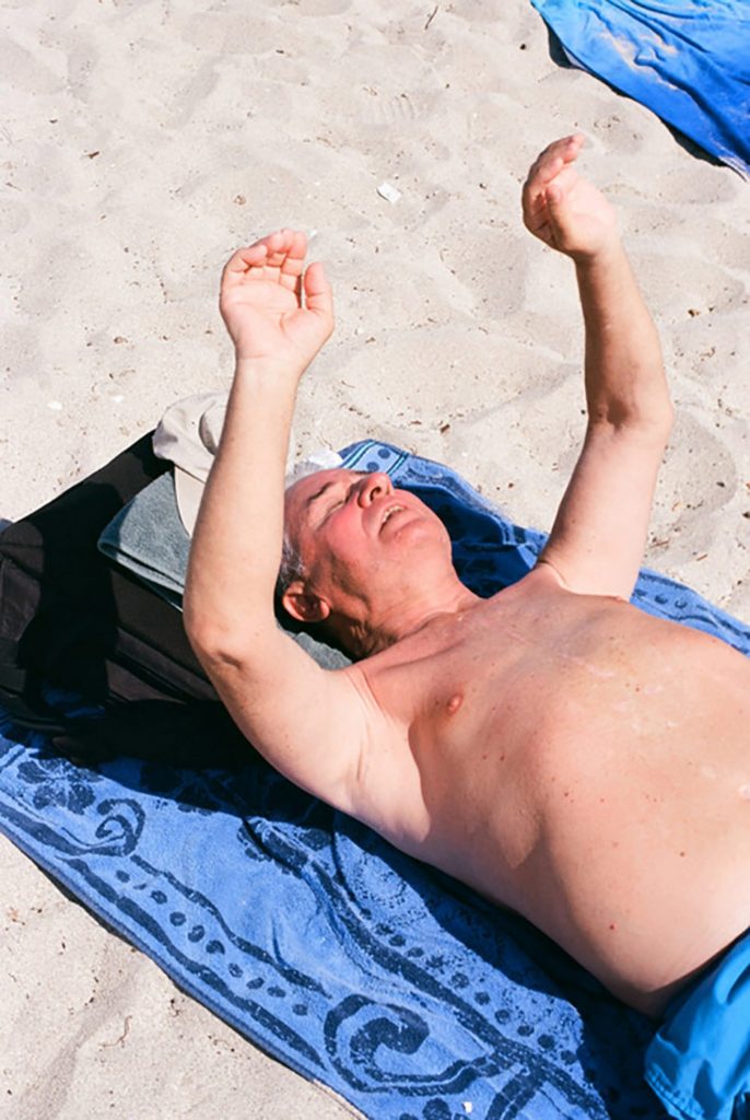 Ultraviolet, le pose di bagnanti immortalate da Marco Argüello | Collater.al