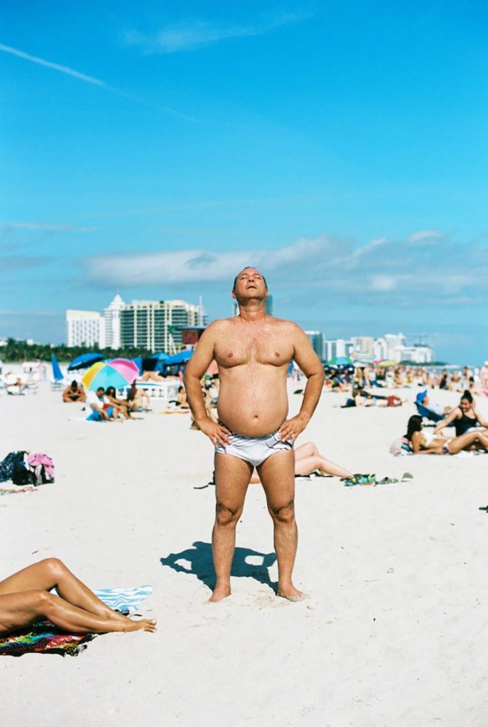 Ultraviolet, le pose di bagnanti immortalate da Marco Argüello | Collater.al