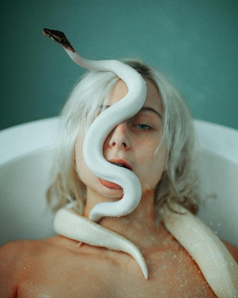 La fotografia ipnotica e sensuale di Steven Gindler aka Cvatik