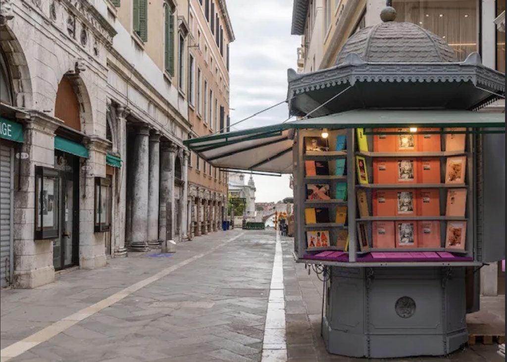 Louis Vuitton gives a new look to the newsstands in Venice
