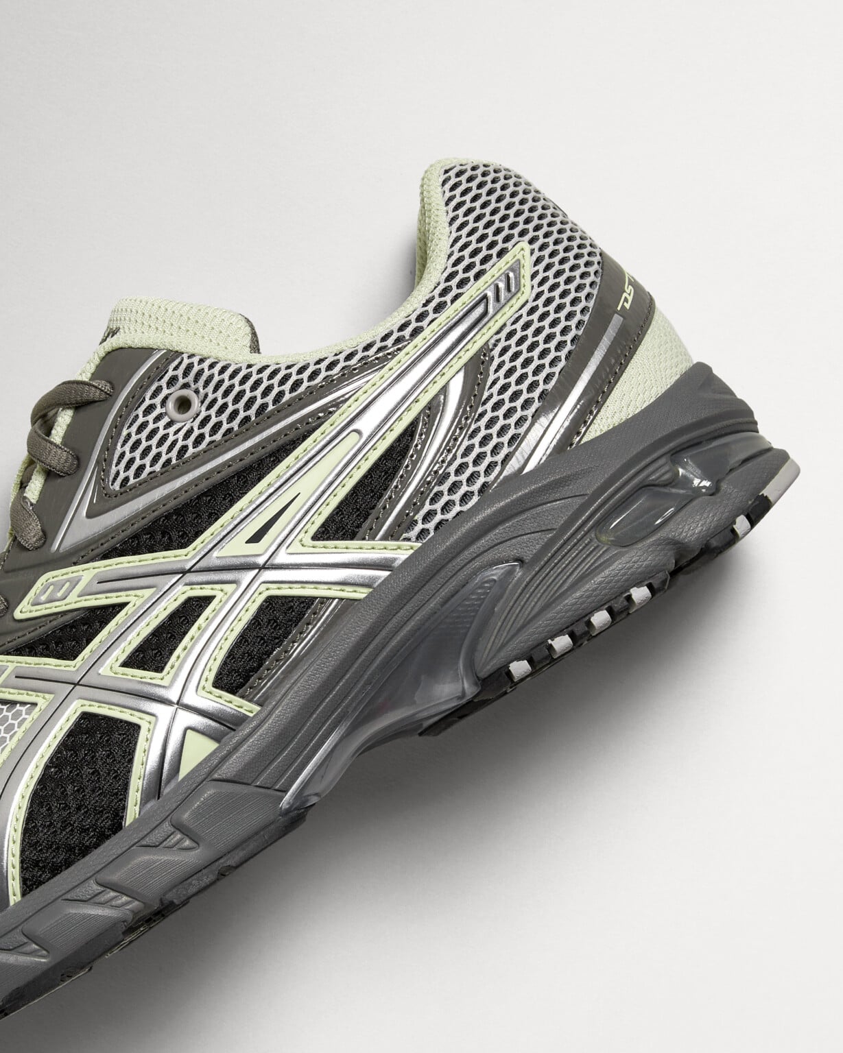 The ASICS GEL-DS TRAINER Returns from the 2000s | Collater.al