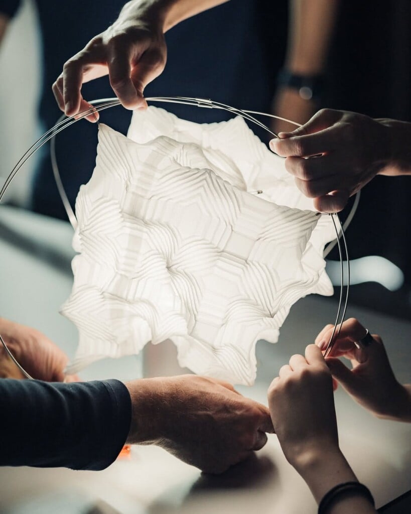 Type-XIII: building a lamp with a wire and some fabric | Collater.al